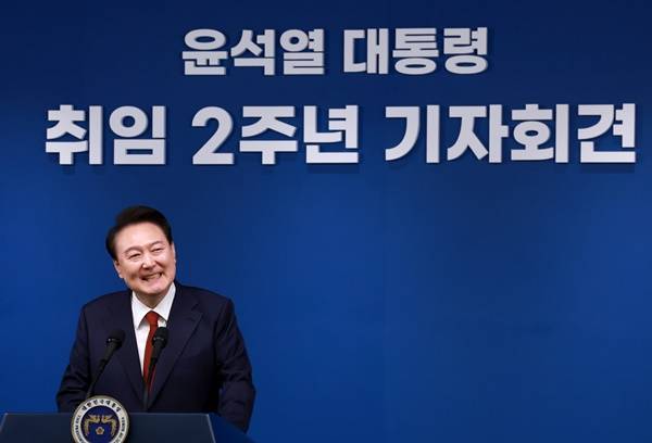 ▲윤석열 대통령이 9일 오전 서울 용산 대통령실 청사 브리핑실에서 열린 '윤석열정부 2년 국민보고 및 기자회견'에서 취재진의 질문을 들은 뒤 답하고 있다. ⓒ연합뉴스