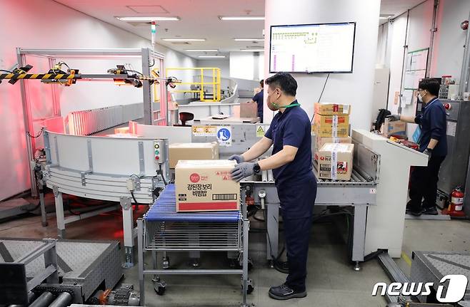 서울역 도심공항터미널 수하물처리시설(BHS)에서 직원들이 승객들의 수하물이 담긴 항공화물 탑재용기(ULD)를 공항철도 직통열차에 싣고 있다. 2022.5.22/뉴스1 ⓒ News1 정진욱 기자