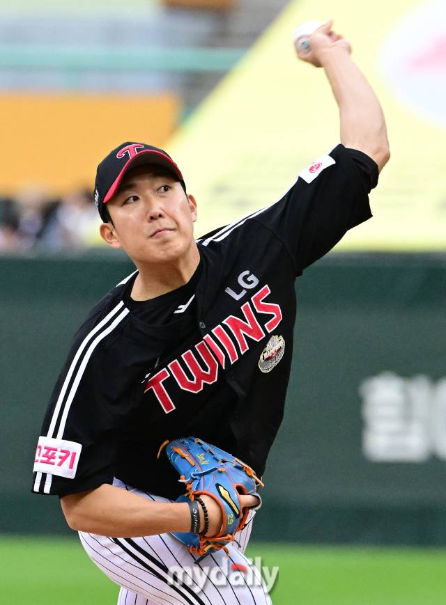 2024년 4월 21일 오후 인천 SSG랜더스필드에서 '2024 신한 SOL Bank KBO리그' LG 트윈스와 SSG 랜더스의 더블헤더 2차전 경기가 열렸다. LG 선발투수 손주영이 역투하고 있다./마이데일리
