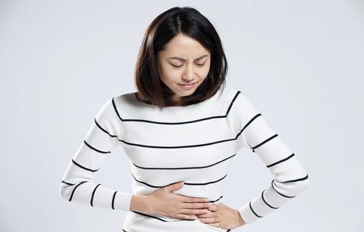 윗배가 아프고 더부룩한 느낌이 들면 위무력증을 의심할 수 있다|출처: 게티이미지뱅크