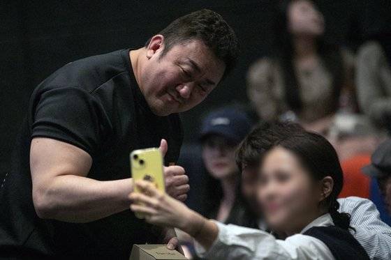 배우 마동석이 5일 서울 마포구 메가박스 홍대점에서 열린 범죄도시4 무대인사에서 관객들과 사진을 찍고 있다. 뉴스1