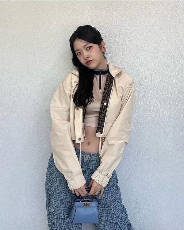 안유진은 트렌디한 크롭 탑을 입고 등장했다. 그녀가 선택한 상의는 부드러운 베이지 색상으로, 스포티한 느낌을 주는 짧은 길이가 도시적인 멋을 강조했다. / 사진 = 안유진 SNS