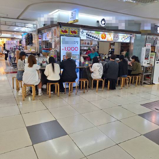 서울 강남역 지하상가에 위치한 1000원 짜리 김밥집. 오후 2시가 넘은 시각에도 테이블이 손님들로 가득차 있다.<박상길 기자>