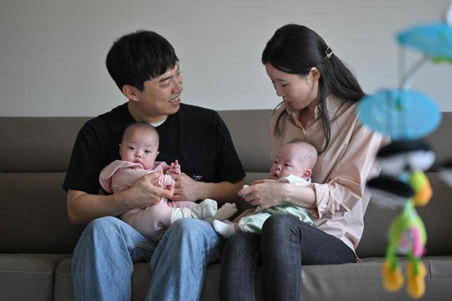 임신 21주 차부터 한 달여간 병원에서 생활한 뒤 지난해 세 쌍둥이를 낳은 김보라(35) 김성완(37)씨 부부가 4월 24일 대구 자택에서 아이들을 돌보고 있다. 대구=정다빈 기자