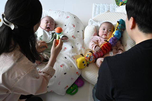 김보라(35) 김성완(37)씨 부부가 4월 24일 대구 자택에서 쌍둥이 남매를 보살피고 있다. 성완씨는 "고위험임산부 지원금 지급 항목을 더 넓히자"고 제안했다. 대구=정다빈 기자