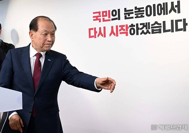 황우여 신임 국민의힘 비상대책위원장이 3일 오전 서울 여의도 중앙당사에서 비상대책위원장 취임과 관련한 입장을 발표하고 있다. 이상섭 기자