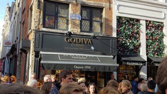 벨기에의 수도 브뤼셀 그랑플러스 골목 안에는 세계적인 초콜릿 브랜드 고디바(GODIVA) 본점이 있다. 매장은 유명세에 비해 크지 않았다. 매장 앞에는 많은 사람들이 모여 있었는데, 이들 대부분은 고디바 매장 고객이 아니라 바로 앞에 있는 ‘오줌싸개 소년’을 보기 위해 서 있는 사람들이었다.