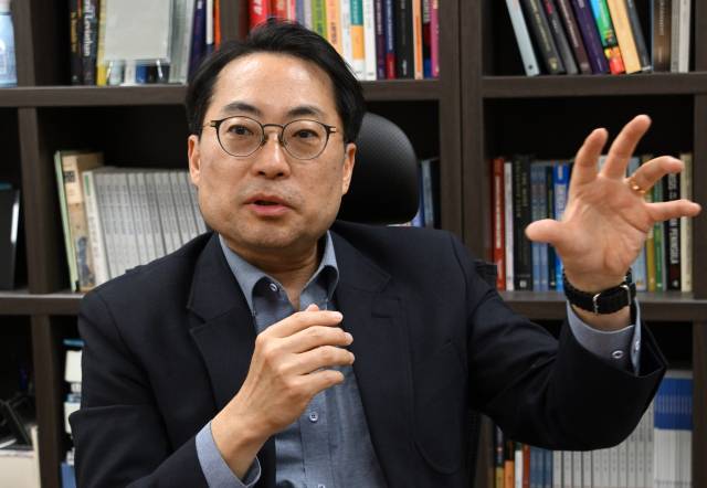 서정건 경희대 정치외교학과 교수가 13일 서울경제신문과의 인터뷰에서 “여당의 총선 참패는 왜곡된 당정 관계 탓”이라며 “대통령이나 대선 후보만 맹종하는 계파가 아닌 정당 내 정책 계파를 만들라고 권하고 싶다”고 말하고 있다. 성형주 기자