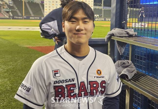 두산 포수 윤준호가 12일 KT와 더블헤더 2차전을 마치고 스타뉴스와 인터뷰 후 미소를 짓고 있다. /잠실=안호근 기자