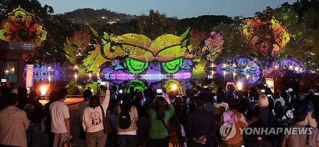 창경궁 춘당지에서 펼쳐진 물빛연화 (서울=연합뉴스) 김인철 기자 = 3일 서울 종로구 창경궁 대춘당지에서 시민들이 궁중문화축전 미디어아트 체험형 야간 관람 프로그램인 '창경궁 물빛연화'를 관람하고 있다. 2024.5.3 yatoya@yna.co.kr