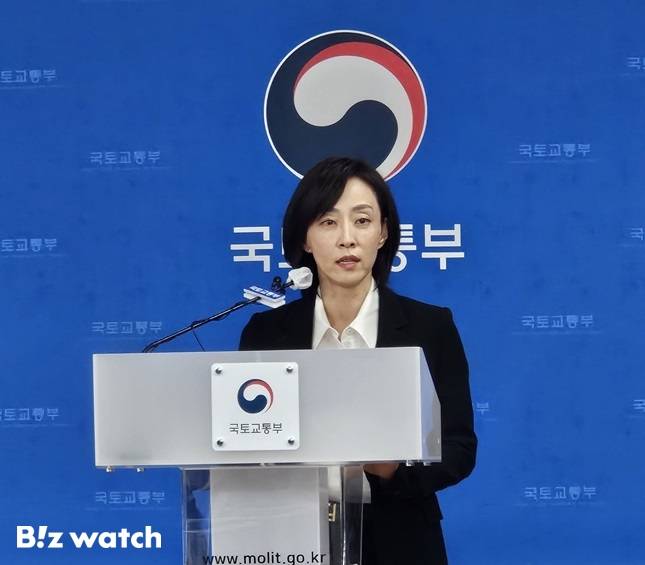 이정희 국토교통부 공공주택추진단장이 13일 정부세종청사에서 국토부 기자단을 대상으로 백브리핑을 열고 '사전청약 시행단지 관리방안'을 설명하고 있다./사진=채신화 기자