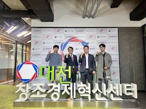 대전창조경제혁신센터가 이달부터 6개월간 '대전창업열린공간 민간운영사 지원사업'을 시행한다. (왼쪽부터 JB벤처스 유상훈 대표, 대전창조경제혁신센터 박대희 센터장, 아이디어파트너스 김수환 대표, 제이엔피글로벌 박지환 대표)