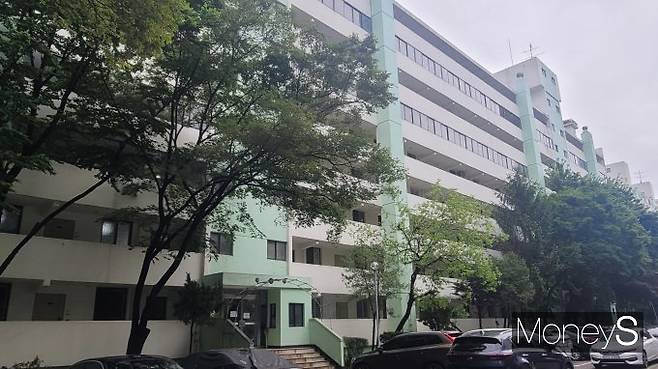 재건축을 추진 중인 서울 도곡동 개포한신아파트 조합이 유찰된 1차 시공사 입찰을 뒤로하고 2차 입찰을 진행할 계획이다. 사진은 개포한신아파트. /사진=김창성 기자