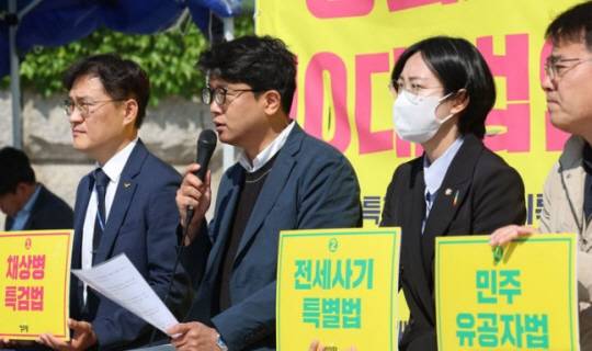 김준우 정의당 대표가 13일 오전 서울 여의도 국회 앞 농성장에서 열린 상무위원회에서 발언하고 있다. 뉴시스