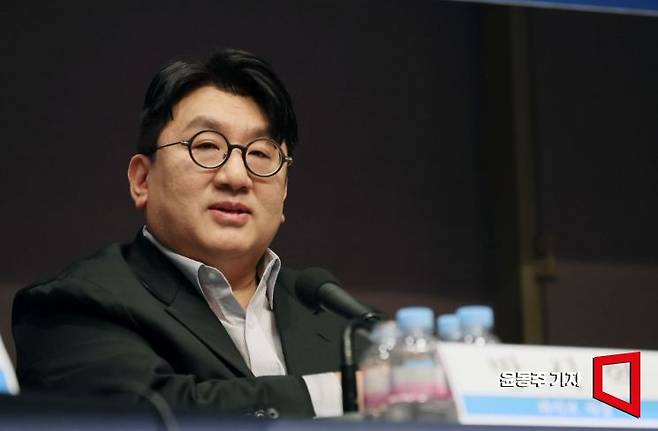 방시혁 하이브 의장이 15일 서울 중구 프레스센터에서 열린 관훈포럼에 참석, 기조연설을 하고 있다. 사진=윤동주 기자 doso7@