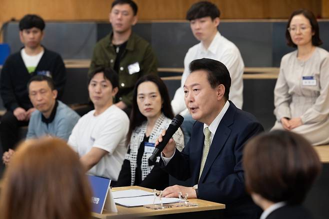 윤석열 대통령이 14일 서울 중구 서울고용복지플러스센터에서 ‘고맙습니다, 함께 보듬는 따뜻한 노동현장’을 주제로 열린 스물다섯 번째 국민과 함께하는 민생토론회에서 발언하고 있다. (대통령실 제공) 2024.5.14.뉴스1