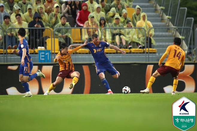 울산 마틴 아담이 광주를 상대로 킥을 하고 있다. 사진=프로축구연맹