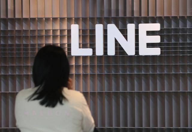 한 직장인이 14일 경기 성남시 분당구 라인플러스 본사로 들어가고 있다. 뉴스1