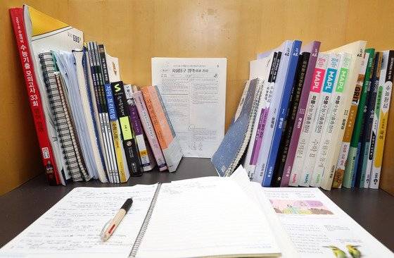 중동교 교사들은 "고2 이후 성적이 눈에 띄게 오른 학생들의 공통점은 선행 트렌드에 휩쓸리지 않고 자기 공부를 했다는 것"이었다고 말했다. 사진은 2017년 본지에 실린 중동고 3학년 학생의 자습실 책상. 강정현 기자