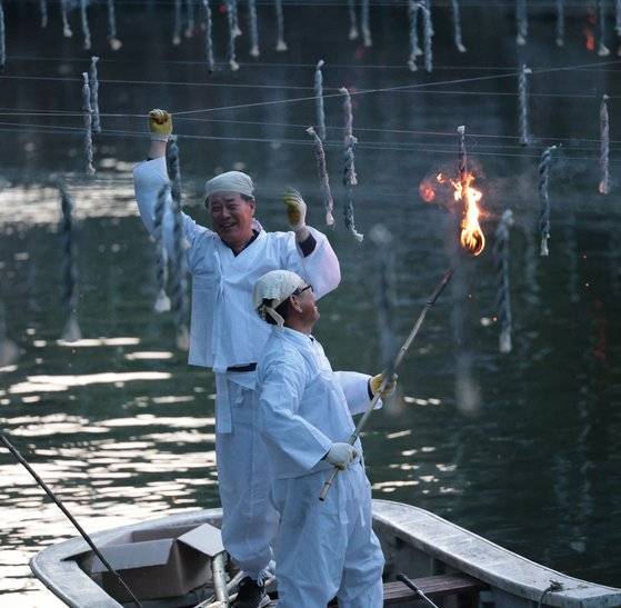 지난 14일 오후 경남 함안군 무진정에서 제31회 함안 낙화놀이 공개행사가 진행되고 있다. 연합뉴스