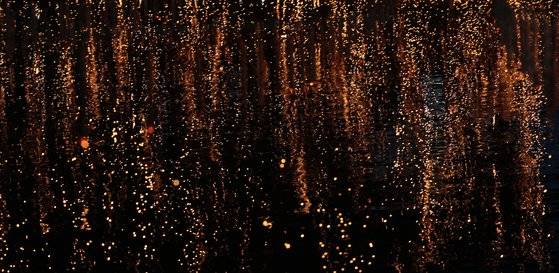 함안 무진정 연못에 내리는 불꽃 비. 연합뉴스