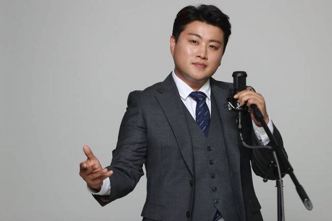 가수 김호중씨가 마이크를 들고 포즈를 취하고 있다. 경향신문 자료사진
