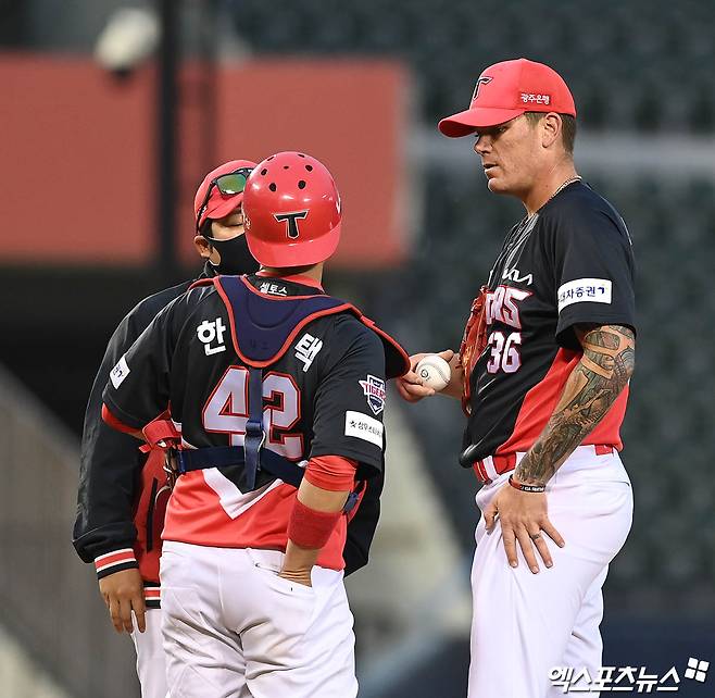 2020, 2021년 KIA 타이거즈에서 뛰었던 투수 애런 브룩스. 5월 16일 휴스턴 애스트로스를 상대로 5년 만에 메이저리그 공식 경기에 선발투수로 나섰다. 7이닝 3실점으로 패전투수가 됐다. 사진 오클랜드 애슬레틱스 구단 엑스포츠뉴스 DB