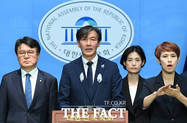 조국 조국혁신당 대표(가운데)와 당선인들이 17일 오전 서울 여의도 국회 소통관에서 개헌특위 설치 및 제7공화국 개헌 제안관련 기자회견을 하고 있다. /국회=이새롬 기자