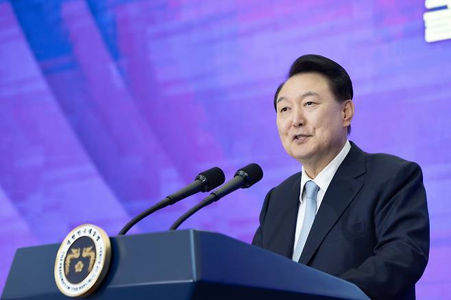 윤석열 대통령이 지난달 22일 경기도 과천시 국립과천과학관에서 열린 2024 과학기술·정보통신의 날 기념식에서 기념사를 하고 있다. 윤 대통령은 이날 연구개발(R&D) 예비타당성조사 제도를 획기적으로 바꾸겠다고 선언했다./대통령실