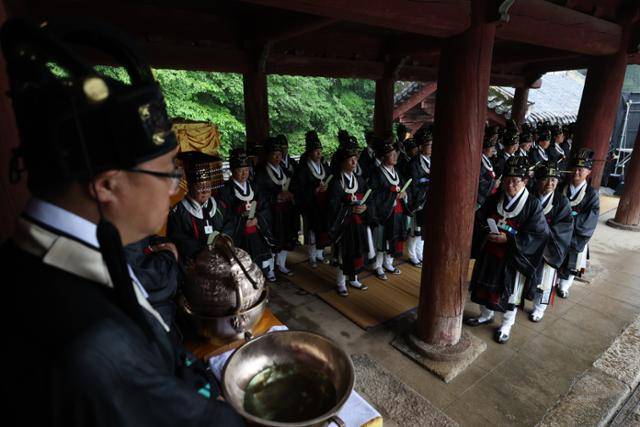 5일 국가 사당이자 세계유산인 서울 종로구 종묘 영녕전에서 종묘대제가 진행되고 있다. 유네스코 인류무형문화유산으로 등재된 종묘대제는 조선의 역대 왕과 왕비의 신위를 모시는 제례의식이다. 연합뉴스