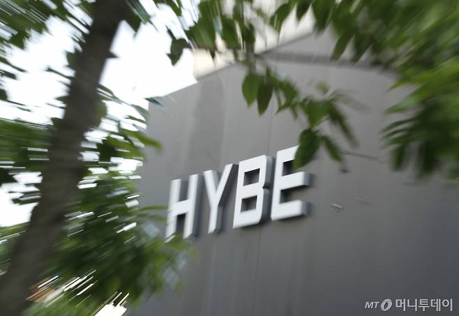 (서울=뉴스1) 권현진 기자 = 하이브와 갈등을 빚고 있는 ‘뉴진스 소속사’ 어도어가 지난 10일 오전 서울 시내 모처에서 이사회를 개최했다. /사진=뉴스1