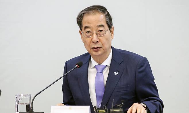 한덕수 국무총리가 16일 인천 중구 인천공항세관 특송물류센터에서 열린 국정현안관계장관회의를 주재하고 있다. 뉴스1