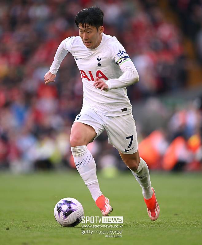 ▲ 손흥민이 최종전에서 도움 1개만 추가하면 2019-20시즌(11골 10도움), 2020-21시즌(17골 10도움)에 이어 프리미어리그에서 개인 통산 3번째 10골-10도움을 달성한다. 프리미어리그 역사를 놓고 봐도 흔한 기록은 아니다. 역대 두 번의 10골-10도움을 작성한 선수는 데니스 베르캄프, 티에리 앙리, 크리스 서턴 등이 있다. 10골-10도움을 3차례 이상 기록한 선수는 5명에 불과하다. 모하메드 살라와 디디에 드로그바가 3차례씩, 에릭 칸토나와 프랭크 램파드가 4차례씩 이 기록을 달성했다. 웨인 루니가 역대 최다 5차례나 한 시즌 10골-10도움을 기록했다.