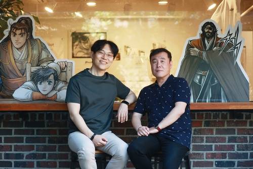 만화 '열혈강호'의 전극진(좌)·양재현(우) 작가 (서울=연합뉴스) 진연수 기자 = 국내 최장수 연재만화 '열혈강호'의 전극진·양재현 작가가 16일 서울 마포구의 한 카페에서 인터뷰하기에 앞서 포즈를 취하고 있다. 2024.5.17
jin90@yna.co.kr