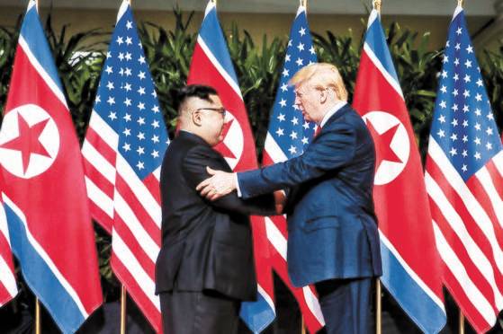 2018년 6월 12일 싱가포르에서 열린 북·미 정상회담서 악수하는 도널드 트럼프 전 미국 대통령과 김정은 북한 국무위원장. 스트레이츠타임스. 연합뉴스.