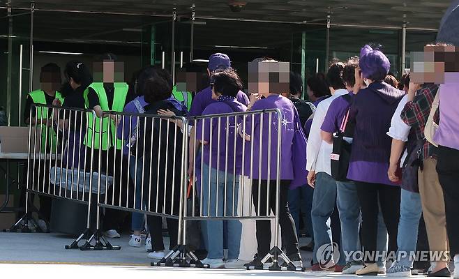 '공연 강행' 김호중 콘서트 줄 선 팬들 (창원=연합뉴스) 정종호 기자 = 18일 오후 가수 김호중(33)의 전국 투어 콘서트 '트바로티 클래식 아레나 투어 2024'가 열리는 경남 창원시 성산구 창원스포츠파크 실내체육관 입구에 팬들이 줄지어 서 있다. 2024.5.18 jjh23@yna.co.kr