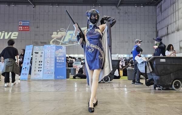 - 화면 찢고 나온 듯한 키사키