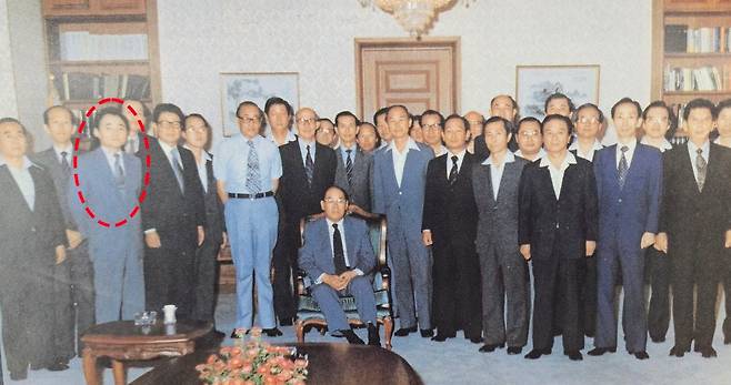 1980년 박동진 외교부 장관 이임 당시 기념사진. 왼쪽에서 세 번째(빨간 원안에 있는 인물)가 2000년 장관에 임명되는 이정빈 당시 외교부 중동국장./박동진 장관 회고록 '길은 멀어도 뜻은 하나'