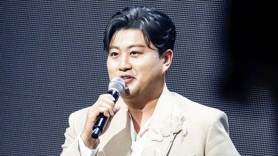 가수 김호중이 지난달 12일 오후 서울 마포구 상암동 SBS 프리즘타워에서 열린 '트롯뮤직어워즈 2024'에서 심수봉 선배를 소개하고 있다. 뉴스1