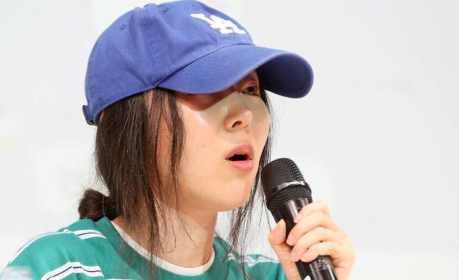 민희진 어도어 대표가 25일 오후 서울 강남구 한국컨퍼런스센터에서 열린 긴급 기자회견에서 입장을 밝히고 있다. 하이브는 22일 민희진 대표 등이 경영권 탈취 시도를 했다며 전격 감사에 착수한 것으로 알려졌다. 민 대표는 하이브의 또 다른 산하 레이블인 빌리프랩의 걸그룹 아일릿이 뉴진스를 카피했다는 공식입장으로 맞받아쳤다. /사진=뉴시스 /사진=김혜진