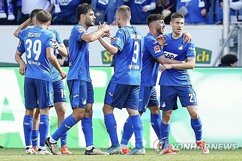 뮌헨이 19일(한국시간) 독일 호펜하임에 있는 프리제로 아레나에서 열린 호펜하임과의 2023-2024시즌 분데스리가 최종 라운드에서 2-4 역전패를 당했다. 뮌헨은 이 경기 패배로 승점 확보에 실패했다. 동시간대 열린 슈투트가르트와 보루시아 묀헨글라트바흐 경기에서 슈투트가르트가 4-0 대승을 거두면서 뮌헨은 3위(23승 3무 8패 승점 72)로 밀려났다. 슈투트가르트가 2위(23승 4무 7패 승점 73)로 올라섰다. 뮌헨이 3위로 내려앉은 건 지난 2010-2011시즌 이후 13년 만이다. 연합뉴스