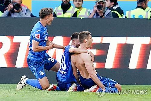 뮌헨이 19일(한국시간) 독일 호펜하임에 있는 프리제로 아레나에서 열린 호펜하임과의 2023-2024시즌 분데스리가 최종 라운드에서 2-4 역전패를 당했다. 뮌헨은 이 경기 패배로 승점 확보에 실패했다. 동시간대 열린 슈투트가르트와 보루시아 묀헨글라트바흐 경기에서 슈투트가르트가 4-0 대승을 거두면서 뮌헨은 3위(23승 3무 8패 승점 72)로 밀려났다. 슈투트가르트가 2위(23승 4무 7패 승점 73)로 올라섰다. 뮌헨이 3위로 내려앉은 건 지난 2010-2011시즌 이후 13년 만이다. 연합뉴스