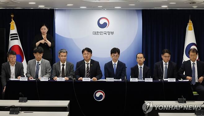 해외직구 관련 추가 브리핑하는 이정원 국무 2차장 (서울=연합뉴스) 최재구 기자 = 국무조정실 이정원 국무 2차장이 19일 서울 종로구 정부서울청사에서 해외직구 관련 추가 브리핑을 하고 있다. 2024.5.19 jjaeck9@yna.co.kr