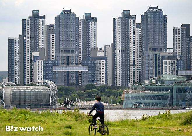 서울 서초구 반포동 '래미안 원베일리'가 1가구에 대한 일반 분양을 진행한다. 시세 차익은 20억원에 달할 것으로 예상되고 있다. 사진은 20일 래미안 원베일리 모습./사진=이명근 기자 qwe123@
