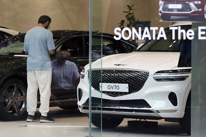 8일 서울 시내 현대자동차 영업점 앞에서 시민들이 차량을 살펴보고 있다. 기사 내용과 무관한 사진. 2023.6.8/뉴스1