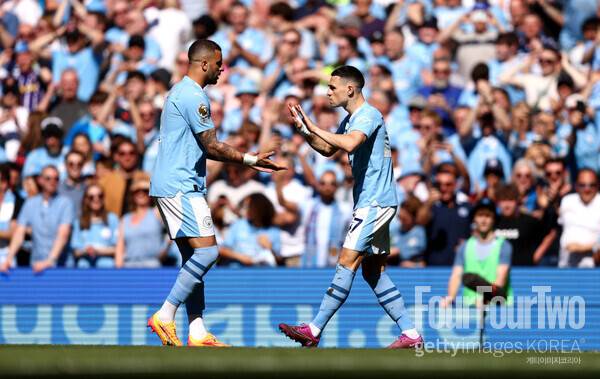 사진=게티이미지. 맨시티는 20일 오전 0시(한국시간) 영국 맨체스터에 위치한 에티하드 스타디움에서 열린 2023-24시즌 프리미어리그(PL) 38라운드에서 웨스트햄 유나이티드에 승리를 기록했다. 이로써 맨시티는 28승 7무 3패(승점 91점)를 기록하며 아스널을 제치고 리그 1위에 등극, PL 최초 '4연패'라는 대업적을 달성했다.