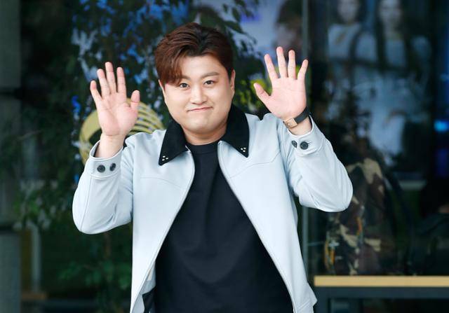 가수 김호중이 KBS에서 진행된 사장님 귀는 당나귀 귀 녹화를 마치고 인사를 하고 있다. 뉴스1