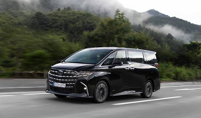 토요타 알파드는 4세대 모델을 국내에 처음 선보이며 폭발적인 인기를 얻고 있다. 완벽한 가족 여행과 VIP 의전이 모두 가능한
실내 공간과 편의사양, 압도적인 승차감은 경쟁 모델을 찾을 수 없을 정도로 우월하다. 사진제공|토요타코리아