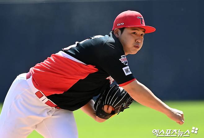 황동하는 18일 창원 NC파크에서 열린 '2024 신한 SOL Bank KBO 리그' NC와 주말 3연전 두 번째 경기에서 선발 등판. 5이닝 2실점으로 생애 첫 승리를 챙겼다. 엑스포츠뉴스 DB