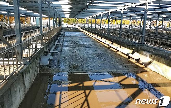 광주 제1하수처리장 내 생물반응조 담체 준설.(광주시 제공)/뉴스1 ⓒ News1 박준배 기자